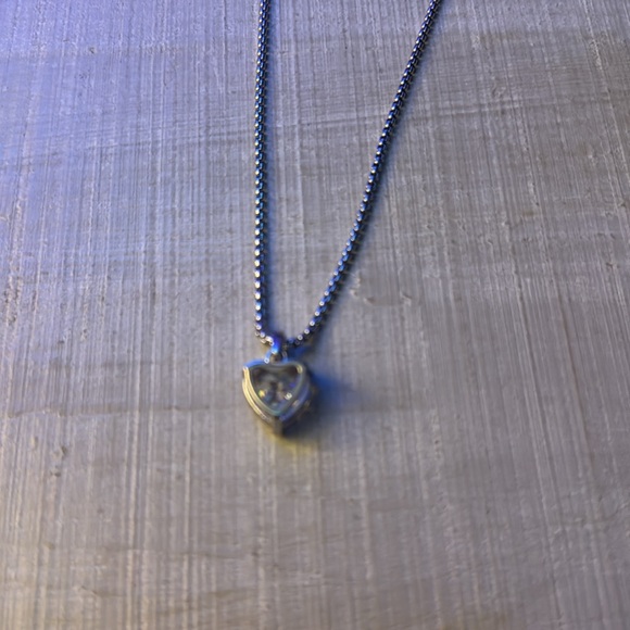 Like New Elegant Silver Heart Necklace - Picture 5 of 5